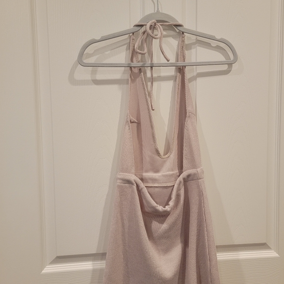 Halter style dress low back - Picture 4 of 6